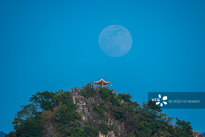 摘星亭邂逅超级满月图片素材