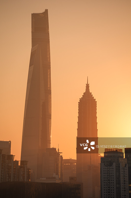 上海杨浦滨江日落黄昏晚霞落日夜景城市陆家嘴地标建筑风景图片素材