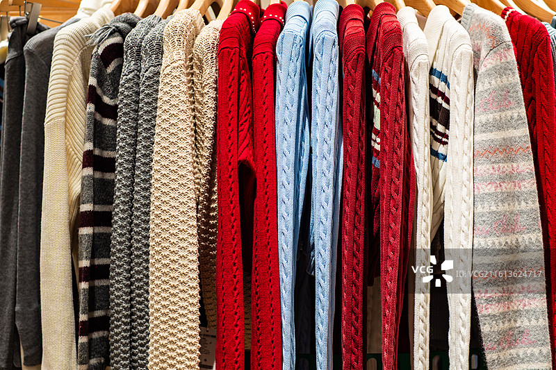 商场内摆放的秋冬季的服装图片素材