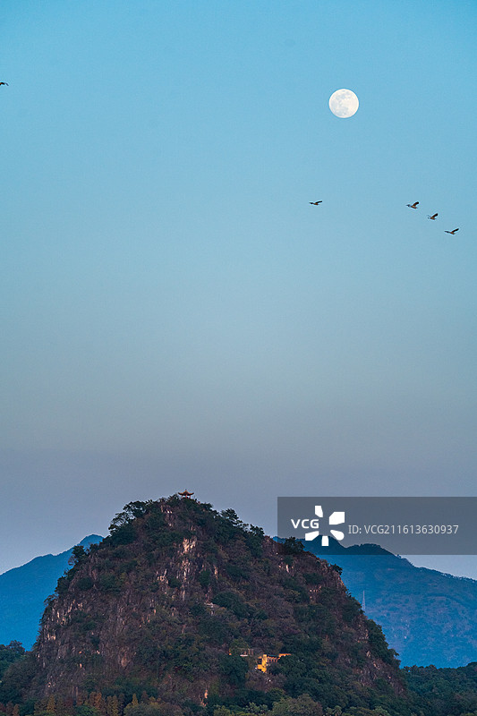 摘星亭邂逅超级满月图片素材