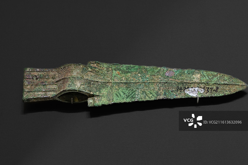 短銎铜戈_商_中国社科院考古研究所_苏州博物馆_铸河山_中国青铜时代的兵器展图片素材