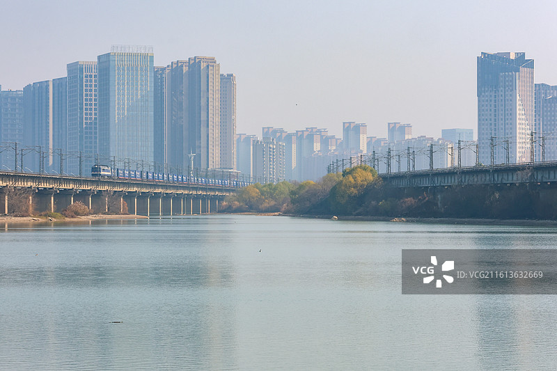 九江市八里湖上行驶的列车图片素材