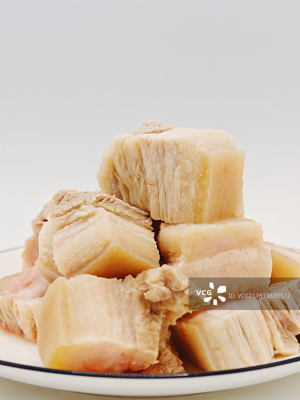 刚出锅的五花肉，五花肉，肉，猪肉，熟肉，极品五花肉，土猪肉，肉制品，肥中带瘦的五花肉，煮熟的肉图片素材