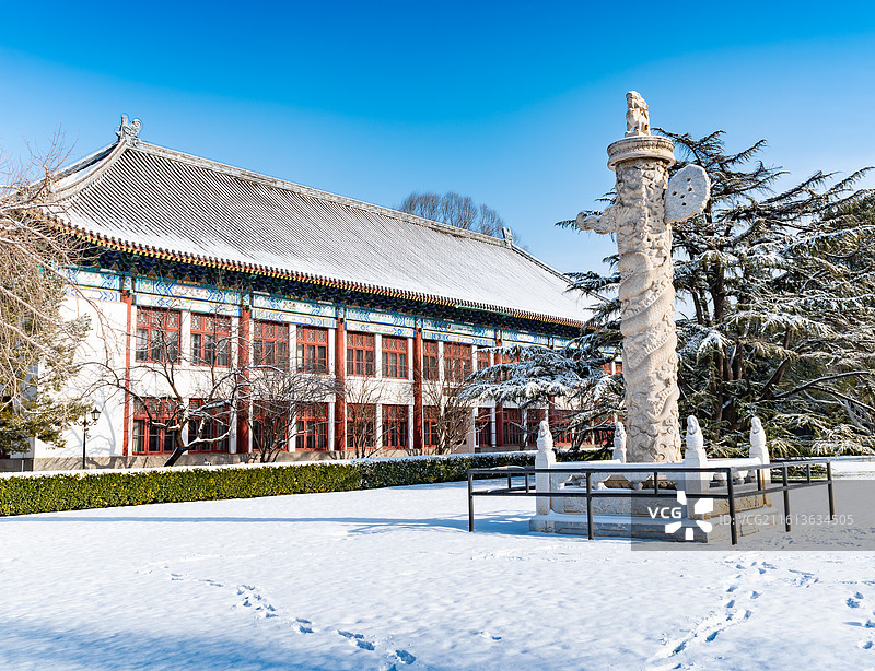 冬天雪后北京大学西校门华表与外文楼图片素材