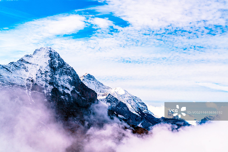 瑞士格林德瓦雪山  白雪皑皑的群山映衬着多云的天空图片素材