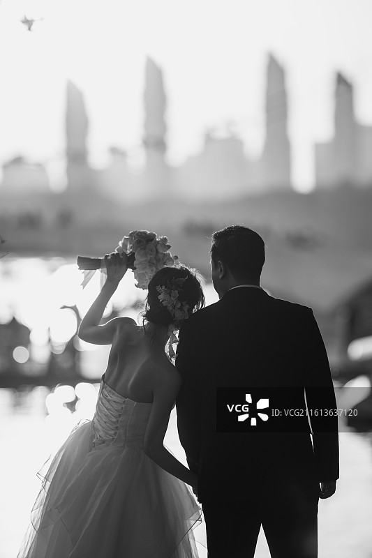 背着背包站在户外的女人的后视图图片素材