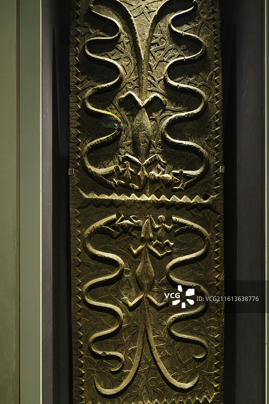 马来西亚古晋重要景点婆罗洲文化博物馆展览重要文物——19-20 世纪比达友人的雕花木门图片素材