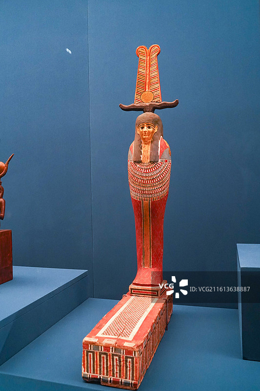埃及国家博物馆藏托勒密埃及时期彩绘镀金奥赛里斯像图片素材