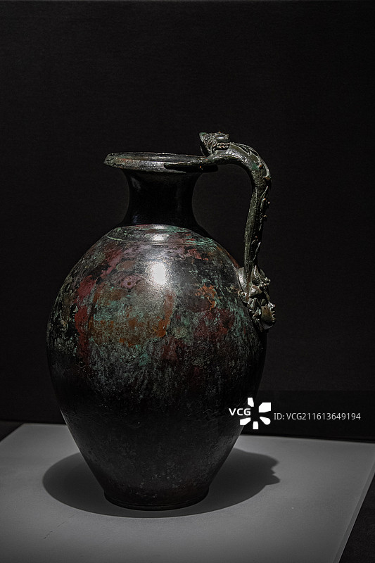 公元1世纪 手柄上装饰有萨提尔和迈那得斯的壶 杭州西湖博物馆 对话庞贝 那不勒斯国家考古博物馆 庞贝图片素材