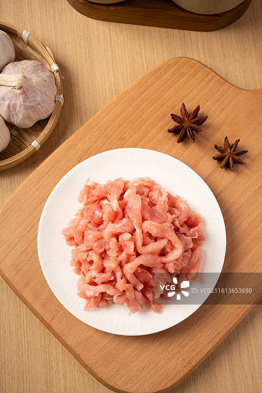 盘子里的新鲜猪肉丝图片素材
