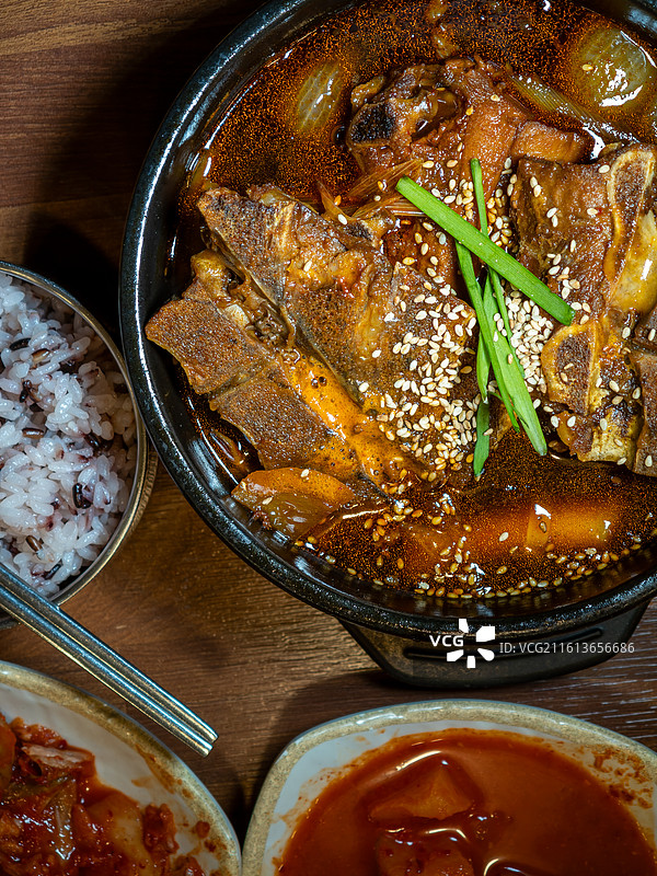 韩式辣炖猪排骨配紫米饭和泡菜特写图片素材