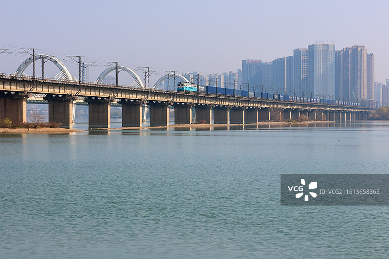 九江市八里湖上行驶的 列车图片素材