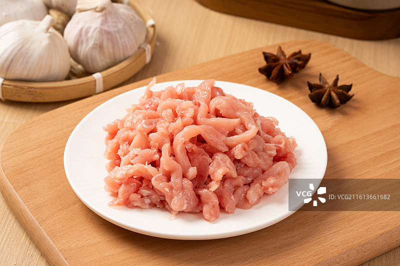 盘子里的新鲜猪肉丝图片素材