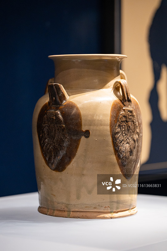 国家海洋博物馆 中华海洋文明第一篇章展厅 唐代 长沙窑贴椰枣树纹壶 黑石号沉船出水图片素材