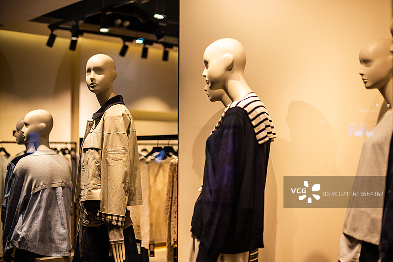 商场内摆放的秋冬季的服装图片素材