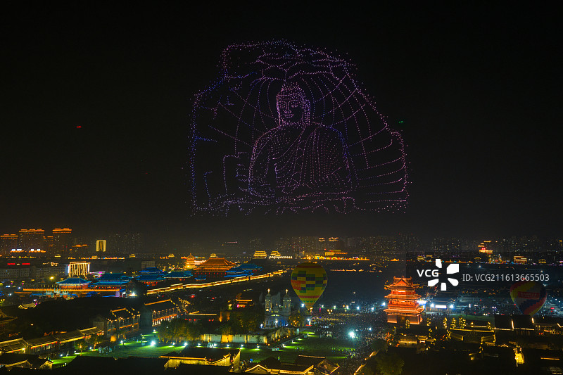 2025年8月，大同古城夜空，由5000架无人机拼成的图案图片素材