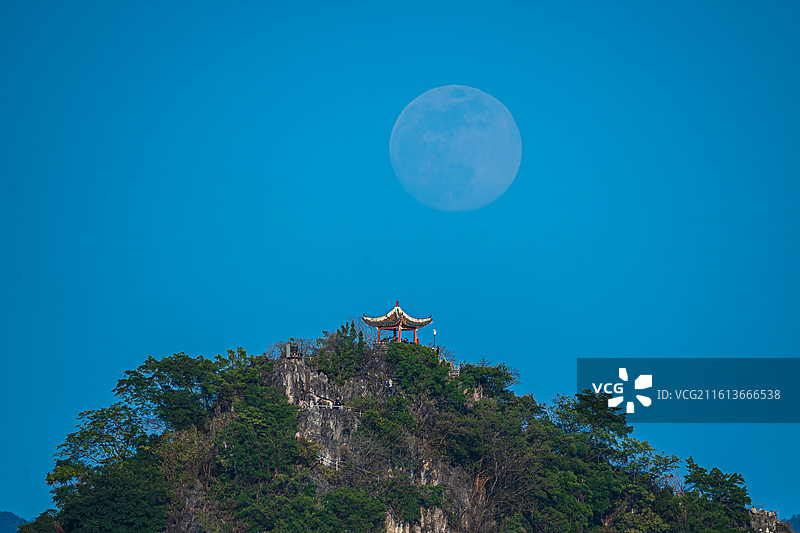 摘星亭邂逅超级满月图片素材
