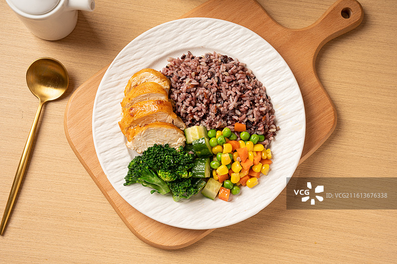 香煎鸡胸肉杂粮饭图片素材