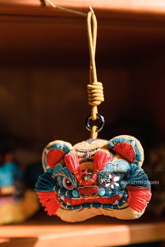 制作中式传统手工刺绣布艺老虎香囊布老虎挂件图片素材