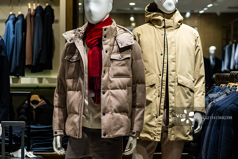 商场内摆放的秋冬季的服装图片素材
