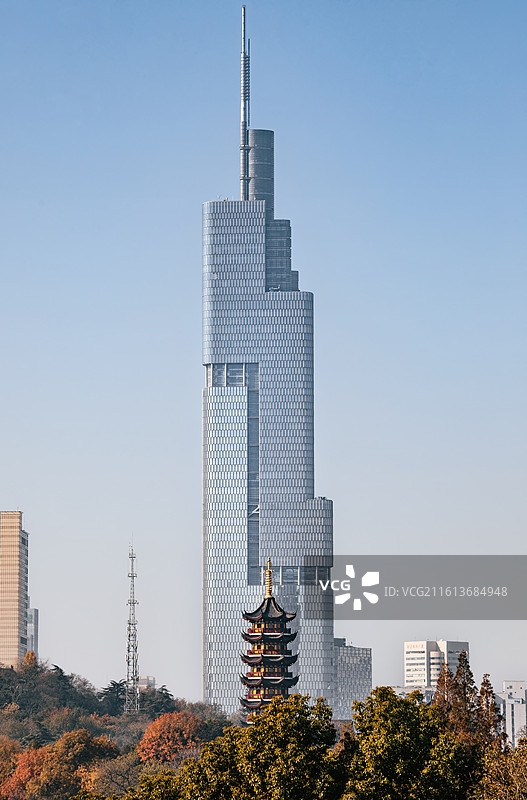 江苏南京 鸡鸣寺药师佛塔与紫峰大厦古今同框图片素材