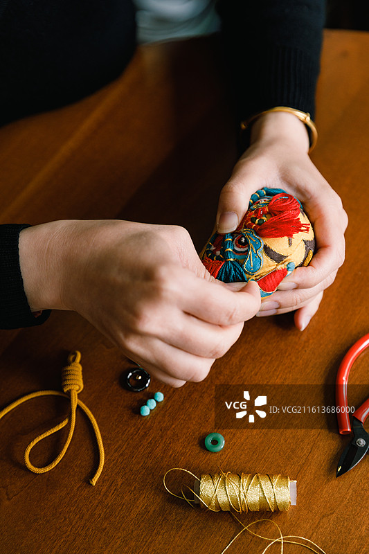 制作中式传统手工刺绣布艺老虎香囊布老虎挂件图片素材