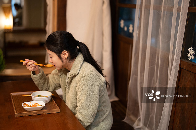 晚餐，旅行者，韩国料理，独自旅行，手切面图片素材