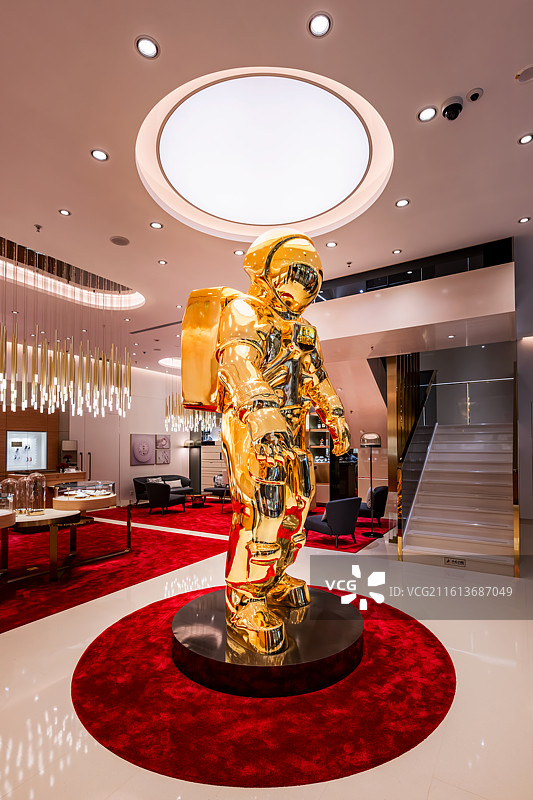 重庆金鹰财富中心欧米茄旗舰店：3.2 米金色登月宇航员雕塑亮相图片素材