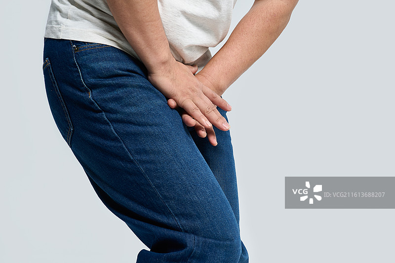中年，中年男子，疾病，疼痛，良性前列腺增生，前列腺炎图片素材