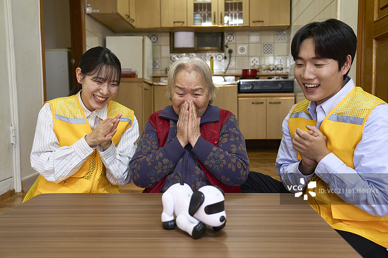 社会福利，社区服务，志愿者，老人，失智症，弱势群体，微笑，欢笑，鼓掌，玩具动物图片素材