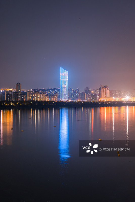 河南省三门峡市天鹅湖湿地公园夜景图片素材