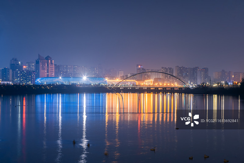 河南省三门峡市天鹅湖湿地公园夜景图片素材