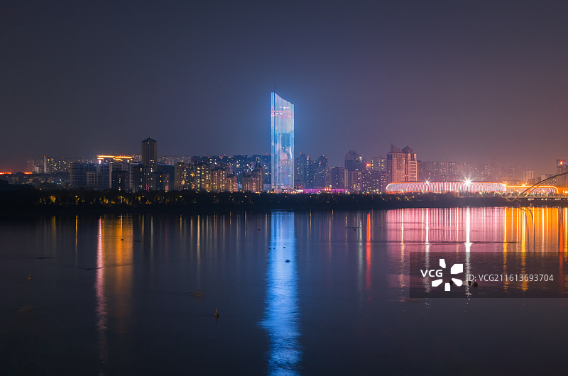 河南省三门峡市天鹅湖湿地公园夜景图片素材