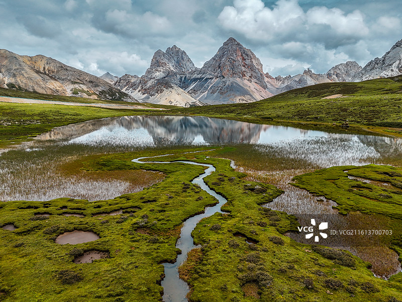格聂南线扎瓦拉垭口的湿地倒映山峰图片素材