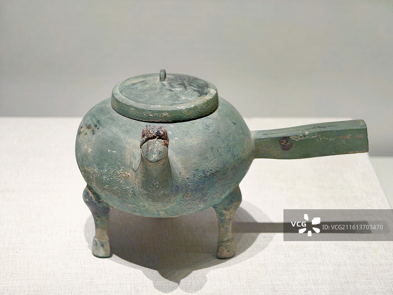 西安陕西历史博物馆汉代铜盉图片素材