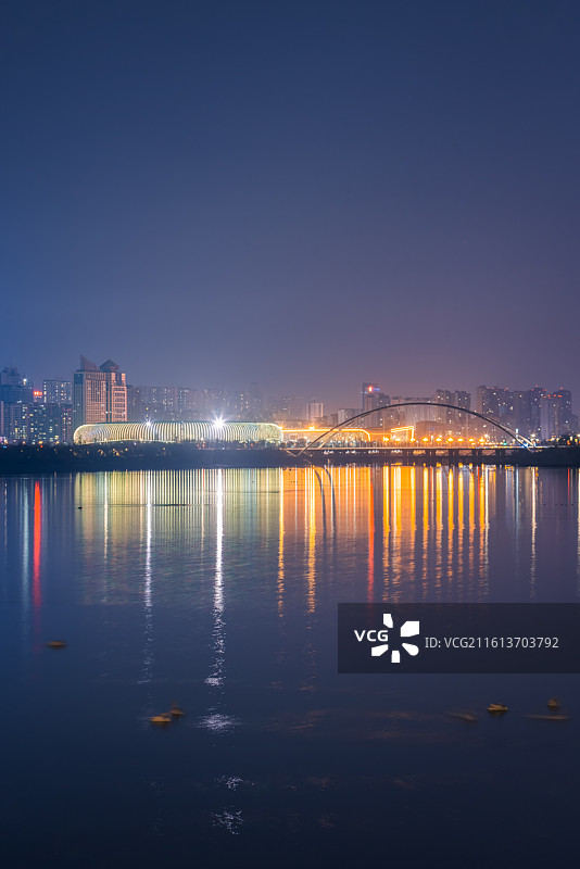 河南省三门峡市天鹅湖湿地公园夜景图片素材