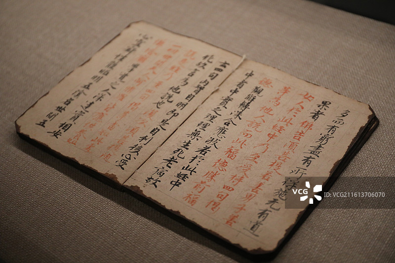 敦煌研究院藏《金刚般若波罗蜜经》装帧本，朱笔经文，墨笔经注（唐代）图片素材