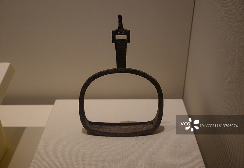 通化县快大茂三合堡山城出土的高句丽铁马镫图片素材