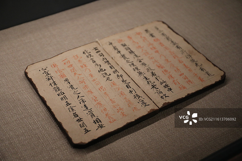 敦煌研究院藏《金刚般若波罗蜜经》装帧本，朱笔经文，墨笔经注（唐代）图片素材