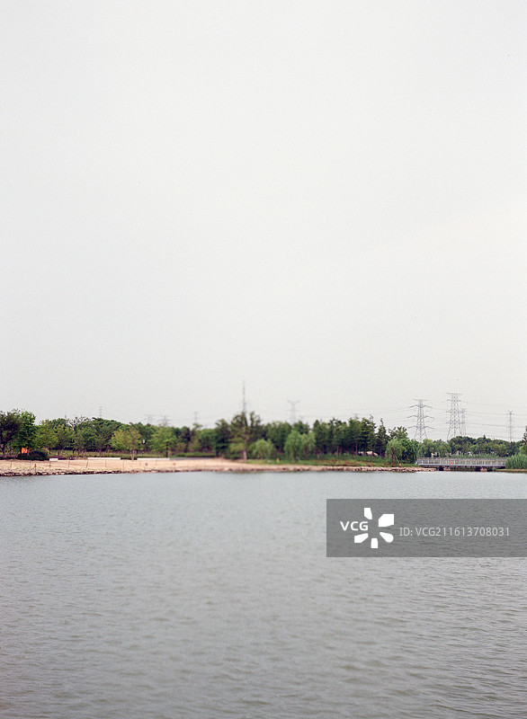 晴空楼房临江景图片素材