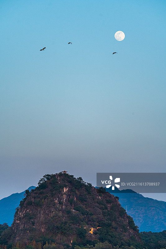 摘星亭邂逅超级满月图片素材
