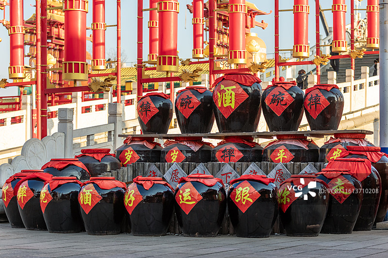 唐山河头老街里的中国风白酒，白酒，中国风，国潮，酒窖图片素材