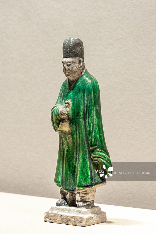 北京首都博物馆展出的明代 绿釉服饰站立男陶俑乐伎乐工海笛陶俑图片素材
