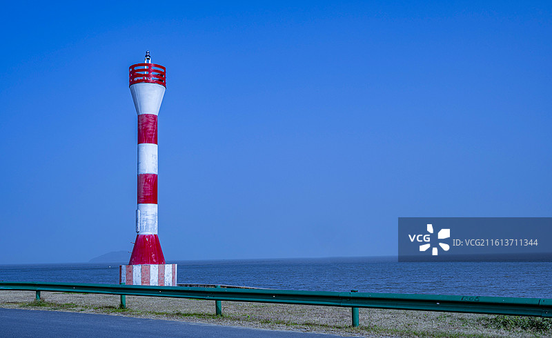 安徽合肥肥西杭埠河巢口（巢湖）南岸灯塔（纯蓝天背景）图片素材