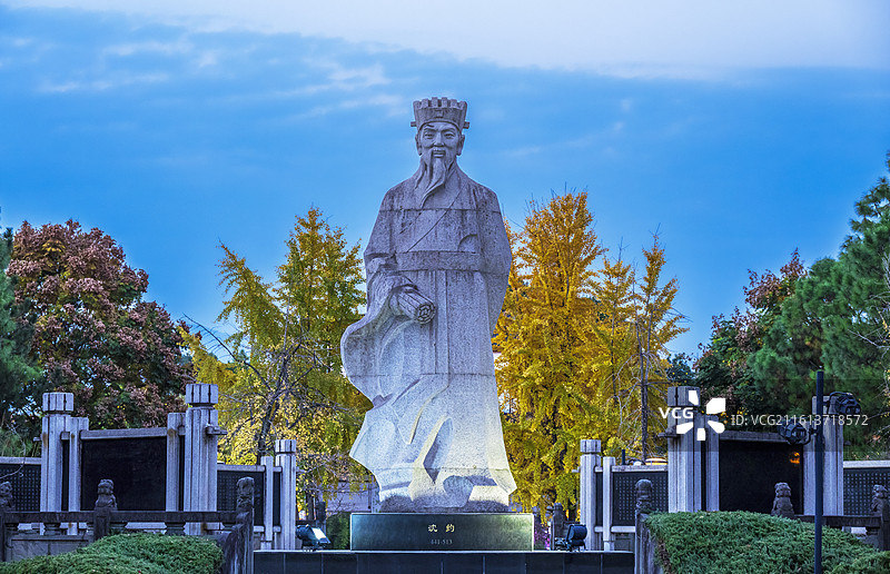 浙江金华南朝史学家文学家沈约塑像图片素材