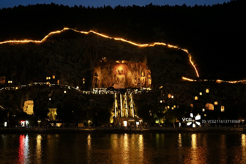 河南洛阳龙门石窟从伊河对岸东山石窟观西山石窟卢舍那大佛夜景风光图片素材