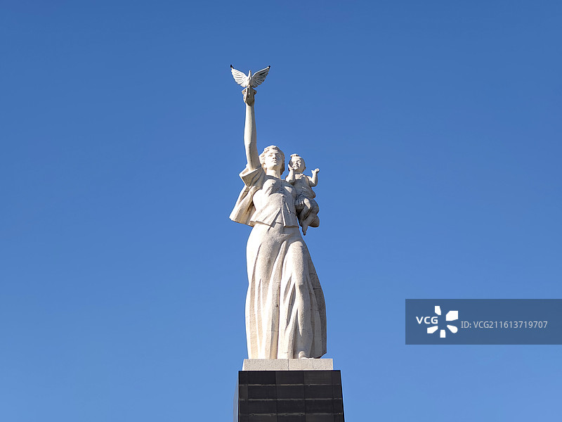 侵华日军南京大屠杀遇难同胞纪念馆放飞白鸽和平纪念碑图片素材