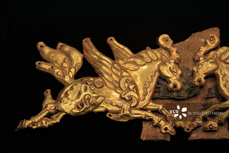 北京北京首都博物馆展出的香港故宫文化博物馆藏品吐蕃（公元7-9世纪）独角翼马形饰牌和局部的特写图片素材