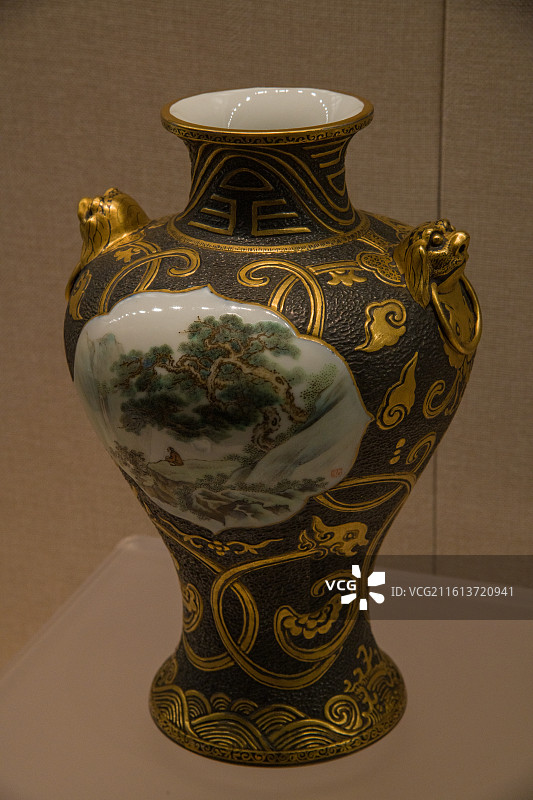 民国粉彩铁砂地开光山水纹瓶 民国（公元1912--1949年9月） 收藏单位：庐山博物馆图片素材