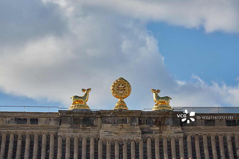 内蒙古自治区锡林郭勒盟锡林浩特市贝子庙古建筑主脊上脊兽鹿雕塑图片素材